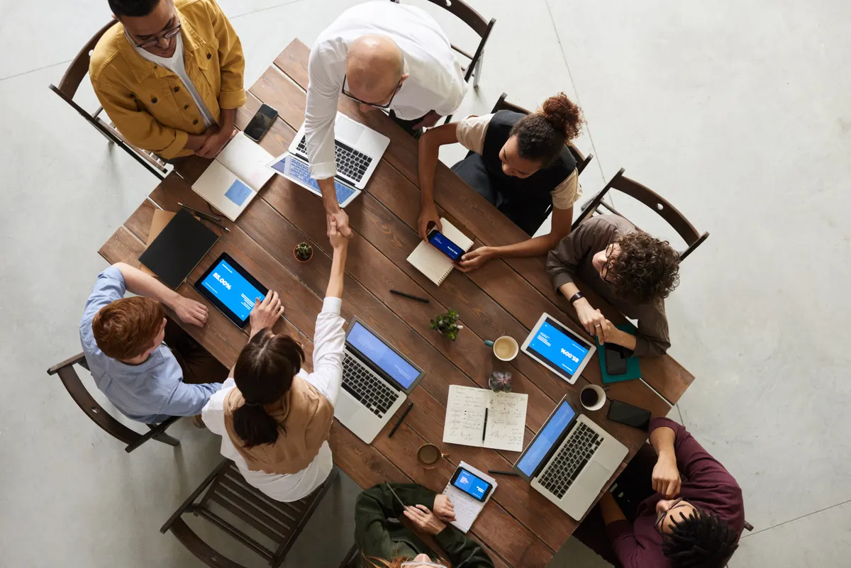 Equipo de consultoría revisando informes financieros empresariales